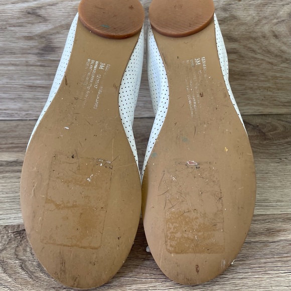 Ruby and Bloom size 3 in kids white flats. - Picture 4 of 4